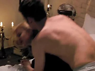 Adolescentul blond fete nud pe plaja știe cum să suge corect