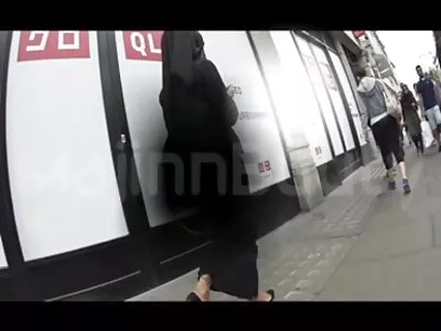 Fetița cu sânul Ally Cooper gagici goale este bătută la piscină