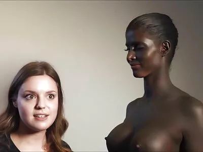 Brunetele Mila Blaze și femei sexi goale Jennifer White se sărută și fac sex lesbian