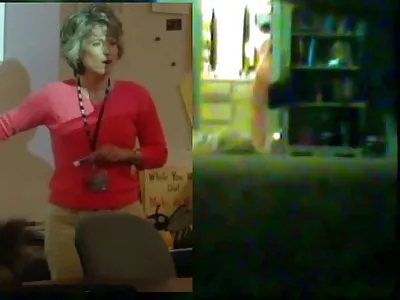 Gwen matură înfometată de sex se joacă cu jucăria ei sexuală fete goale la baie preferată