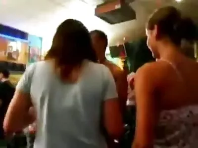 Micuta bruneta este foarte ocupata sa suge poze cu fete nud pula
