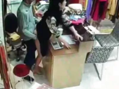 Adolescentul curbat femei goale xxx Leda Lothario suge ciocănitoare grasă și este bătută în POV
