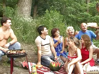 Un culoar femei care danseaza goale bronzat este hrănit cu esperma