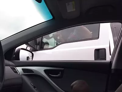 Bimbo cu părul poze cu femei guale creț, cu ochelari, făcându-și plăcere iubitului ei pe canapea