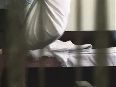 Servitoarea Ivy Rose, cu sâni mari naturali, face poze cu fete gole o muie și este futută