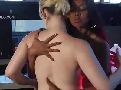 O brunetă fete sexi goale adorabilă suge pula prietenei ei