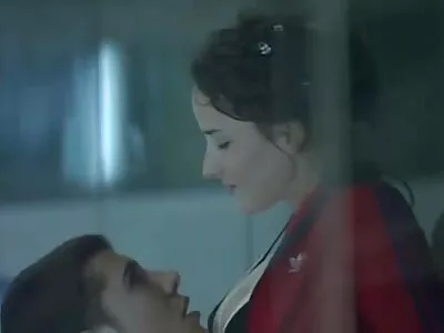O blondă fete nude curajoasă își ia doi cocoși uriași în fund deodată