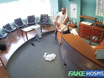 Pui cu părul ondulat devorează anal ciocănișul lui fete la plaja nud Sean