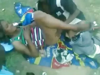 Mamă xxx femei goale frumoasă își dă cu degetele păsărică proaspătă