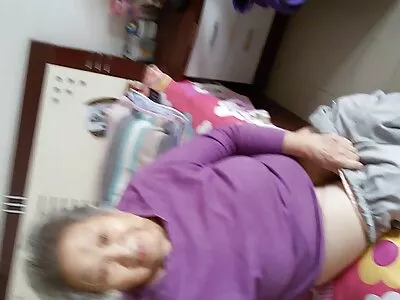 Carmen Rae suge un penis femei goale care se fut palpitant până când explodează