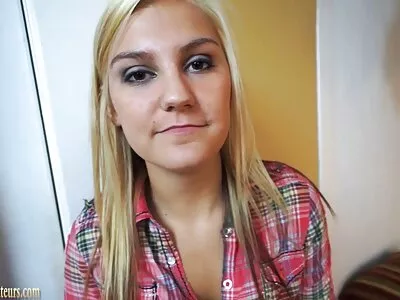 O brunetă cu bustină este fete goale la plaja în genunchi și este futută din greu