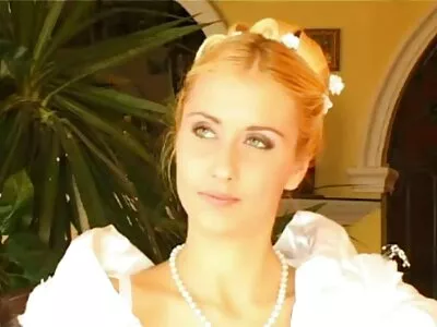 Natasha Nice brunetă cu picioarele plăcute pe femei dezbracate goale masă