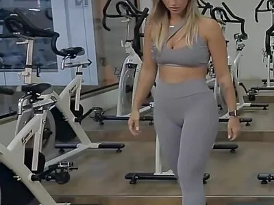 Dillion Carter călare pe un schlong roz femei goale video