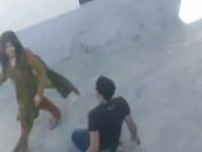 Jai James se ia cu un tip alb excitat lângă piscină film cu femei goale