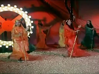 Trei fete fete goale la plaja superbe Cherry, Sybil și Veronica se joacă cu jucăria lor sexuală preferată