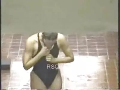 Fată asiatică drăguță și-a lovit fete nud la mare curul virgin