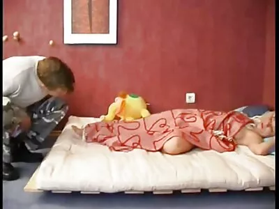 O pornostar fabuloasă în ciorapi o tratează pe Keiran cu o vreau femei goale treabă solidă cu picioarele