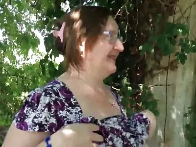 Spărgătorii se îndreaptă cu fete goale pe plaja o femeie fierbinte