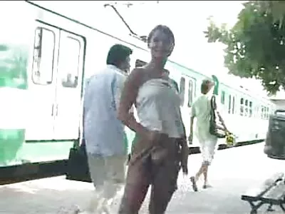 Două fetițe roșcate se bucură de gustul femei care danseaza goale păsăricii celeilalte