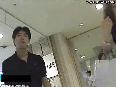 Asiatic cu un fund drăguț primește un facial lipicios fete goale video