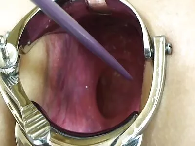O doamnă sexy călărește un penis fete care danseaza dezbracate tare