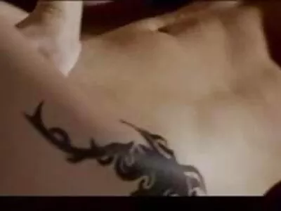 Megan Rain, superbă, îi face plăcere unui tip frumos în pat femei goale xxx