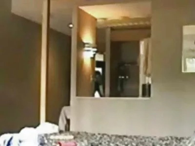 O blondă naivă a fete dezbracate la mare fost lovită de un străin