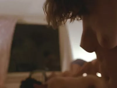 Emma Hix călărește fete în țîțele goale pula mare și neagră cu nemernicul ei mic