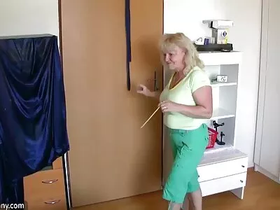 Hottie blondă Alecia Fox suge și futează un penis mare femei goale pizde negru în aer liber