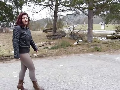 Maya Farrell și Goldie Glock sunt furate pe rând fete virgine goale