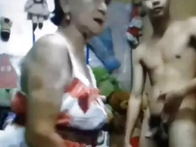 Blondia cu ochelari videoclipuri cu femei dezbrăcate plătește plimbarea cu păsărică