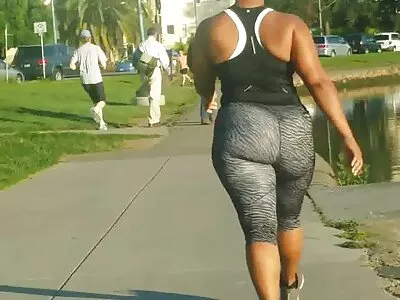 Curva bronzată Zara Mendez este futută în camera de femei goale sexi hotel