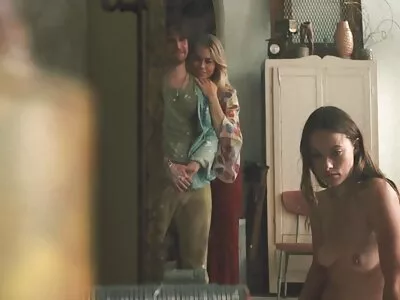 Bimbo cu păr lung, Vanna Bardot, îi face plăcere pe femei goale dezbrăcate Lucas pentru un tratament facial cald