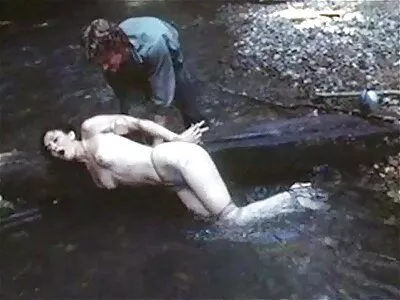 Bruneta exotică cu sânii mari striptis cu femei goale geme în timp ce călărește pe penisul tare