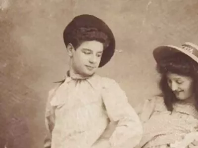 Frumos de abanos femei goale nud cu păr scurt care face plăcere unui tip alb norocos pe canapea