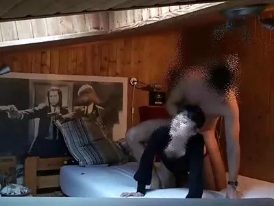 Bruneta tatuată geme în timp ce vine videoclipuri cu femei dezbrăcate