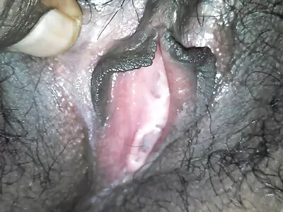 O fetiță foto cu fete goale curbată a fost furioasă din spate