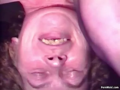 Skank tatuat stropește fete goale video peste ciocanul lui Johnny