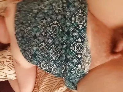 Mireasa femei nud xxx cu părul negru, Bella Rolland, este futută adânc în ambele găuri