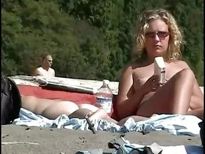 Frumoasă tipă spaniolă seduce și îl ia pe pustoaice nud tatăl prietenei ei