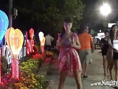 MILF franceză dominantă se ia fete frumoase goale cu un tânăr spaniol