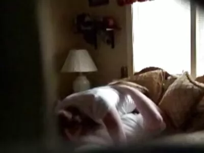 Mama cu mintea murdară femei sexi goale îl servește pe Tyler