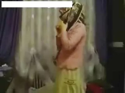 Beica cele mai sexi femei goale tatuată și-a lins păsărica corect