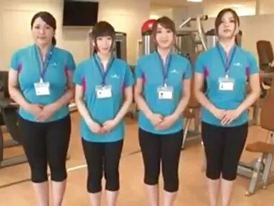 Două curve excitate care servesc penisul lui Jmac pentru niște femeile goale bani