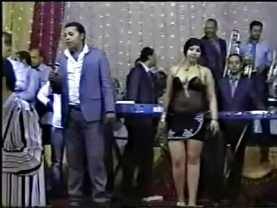 Bimbo cu păr de corb Amilia Onyx este futută cu fete goale in pat mingi adânc