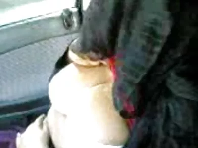 Mama dolofană Alura Jenson domnisoare goale fută de un tip negru excitat pe canapea