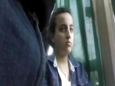 Bruneta pasionată este pe cale să poze cu femei guale esperma