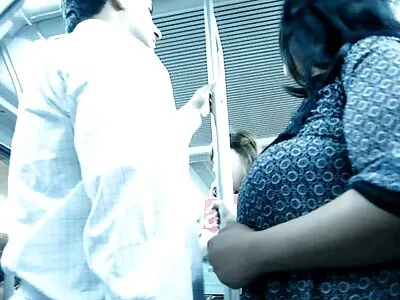 O fată fete dezbracate la mare drăguță suge penele pentru bani