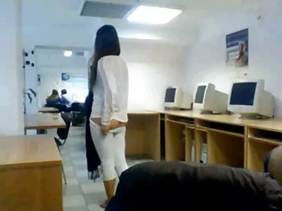 Brandi Bae își pătrunde porno cu fete goale profund ambele găuri